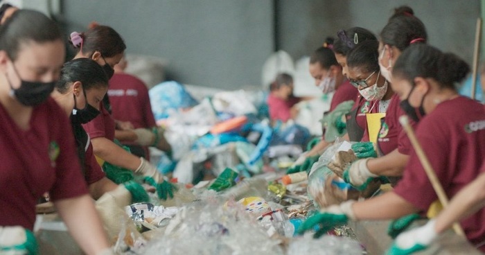 mulheres trabalhando em uma cooperativa de reciclagem