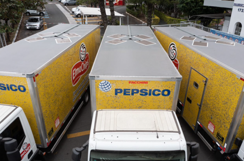 vários caminhões da pepsico com placas solares