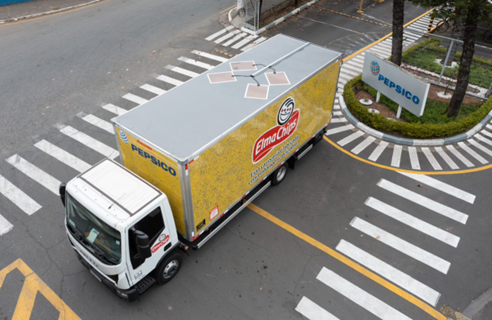 um caminhão da pepsico visto de cima com placas solares no teto