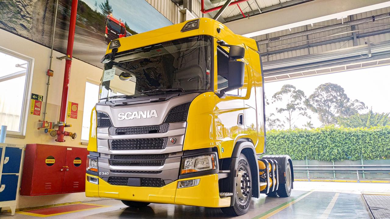 Caminh&#245;es Scania movidos a GNC amarelos em homenagem aos antigos caminh&#245;es de ELMA CHIPS (R)